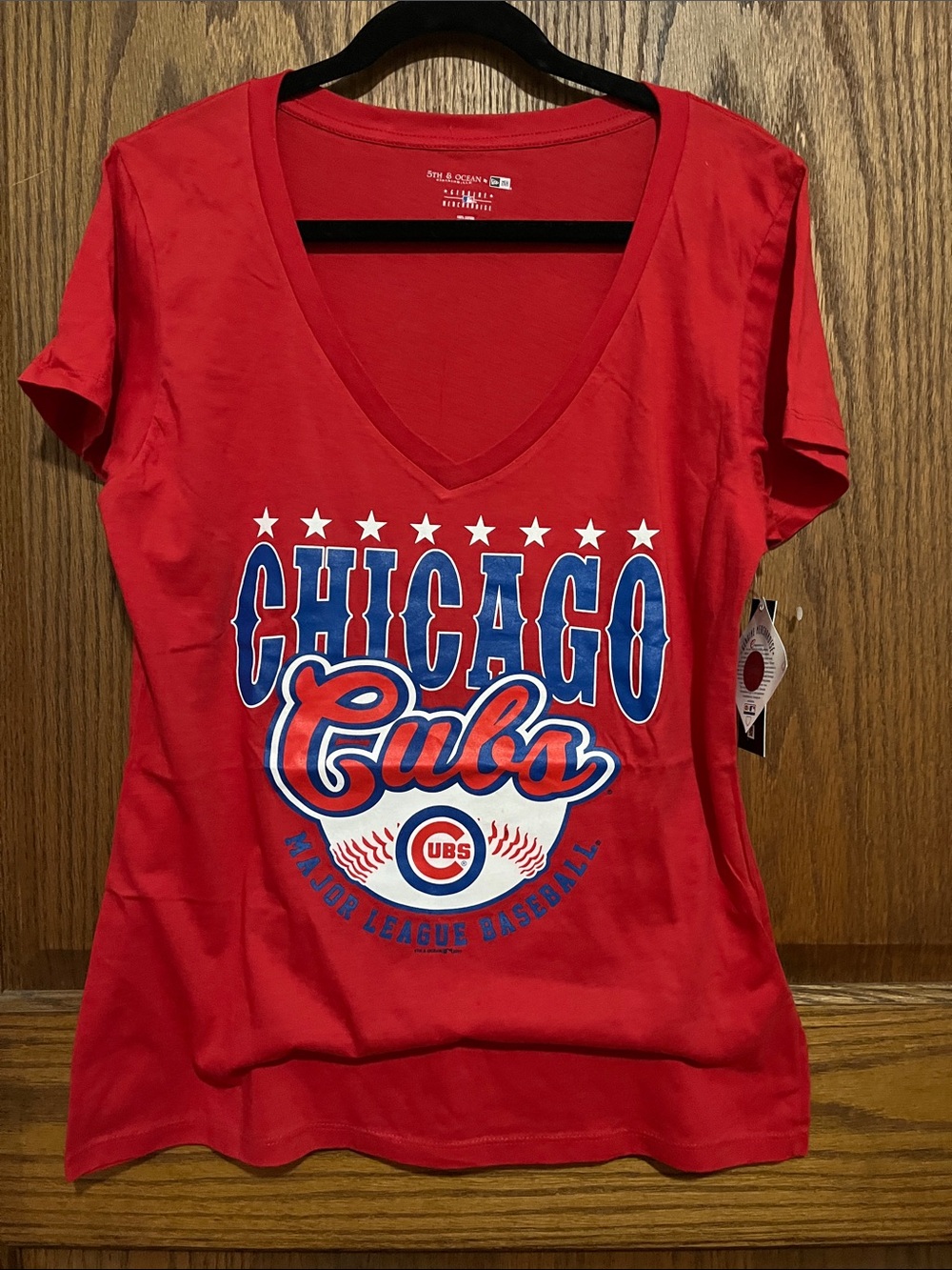 5th & Ocean Red Chicago Cubs V-Neck Graphic Tee - Picture 2 of 5